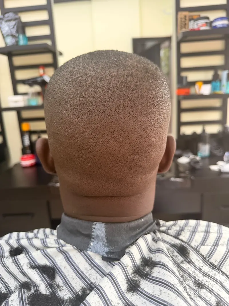 Korte buzzcut met strakke nekrand