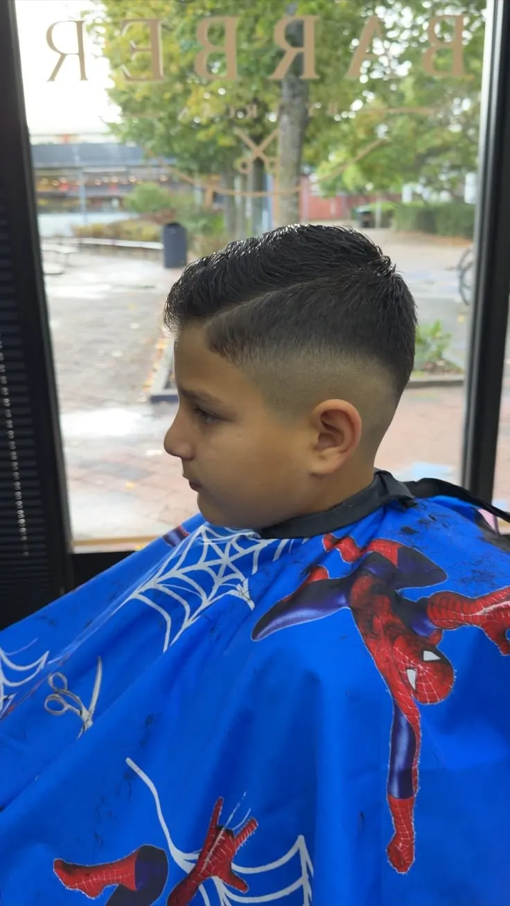 Kinderkapsel: high fade met scheiding