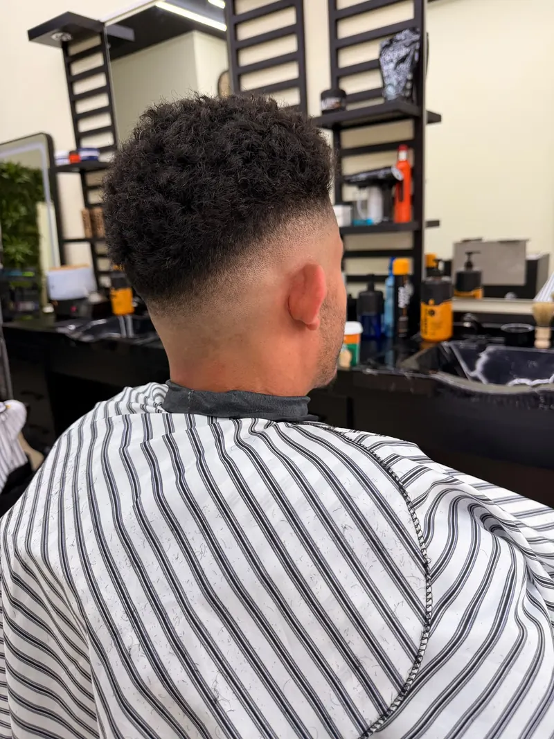 Krullen bovenop met een low fade