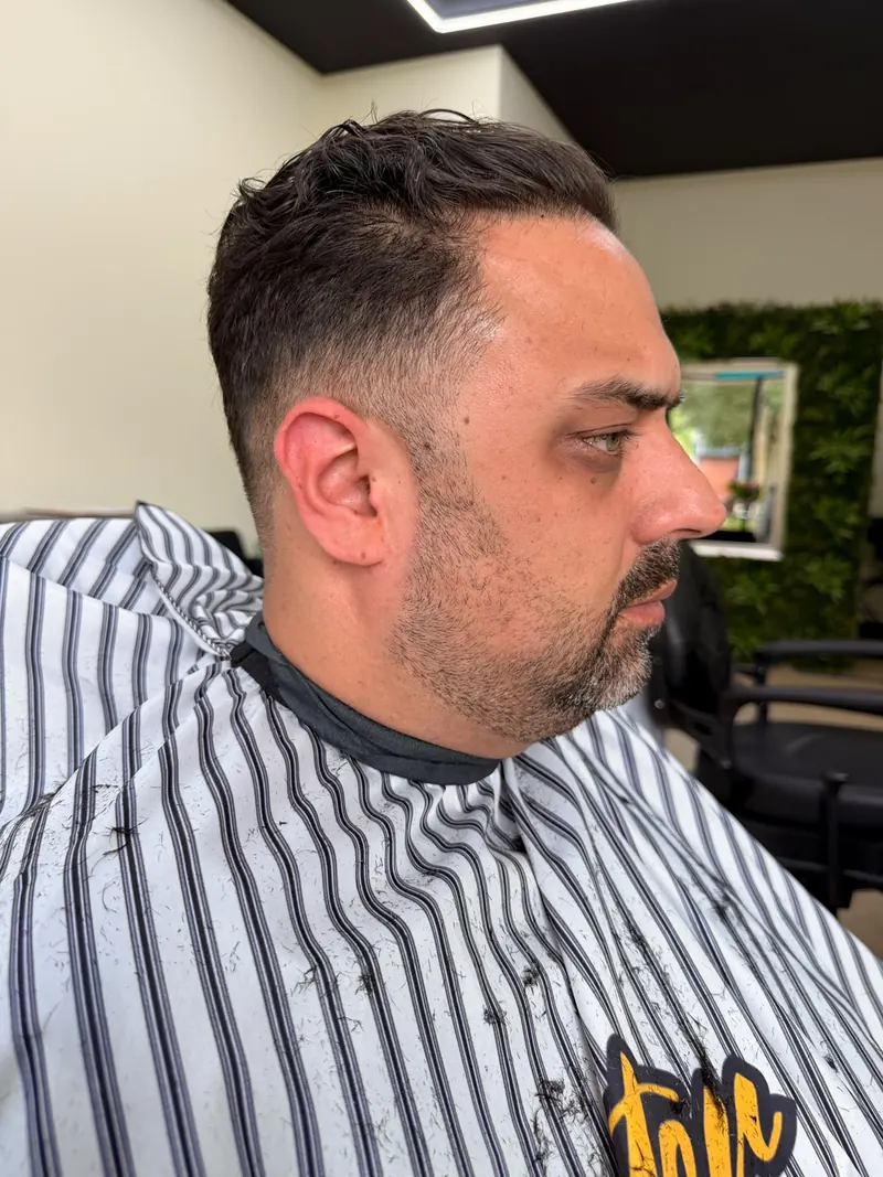Korte coupe met low fade en getrimde baard